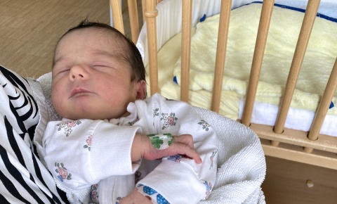 Ganz entspannt: Charlotte ist das 1.000 Baby, das 2024 im  St. Bernward Krankenhaus geboren wurde.