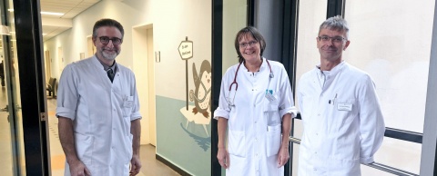 Dr. Sven Hethey (rechts) leitet seit August als dritter Chefarzt zusammen mit Dr. Alexander Beider und Prof. Dr. Sylvia Glüer die Kinderklinik am St. Bernward Krankenhaus.