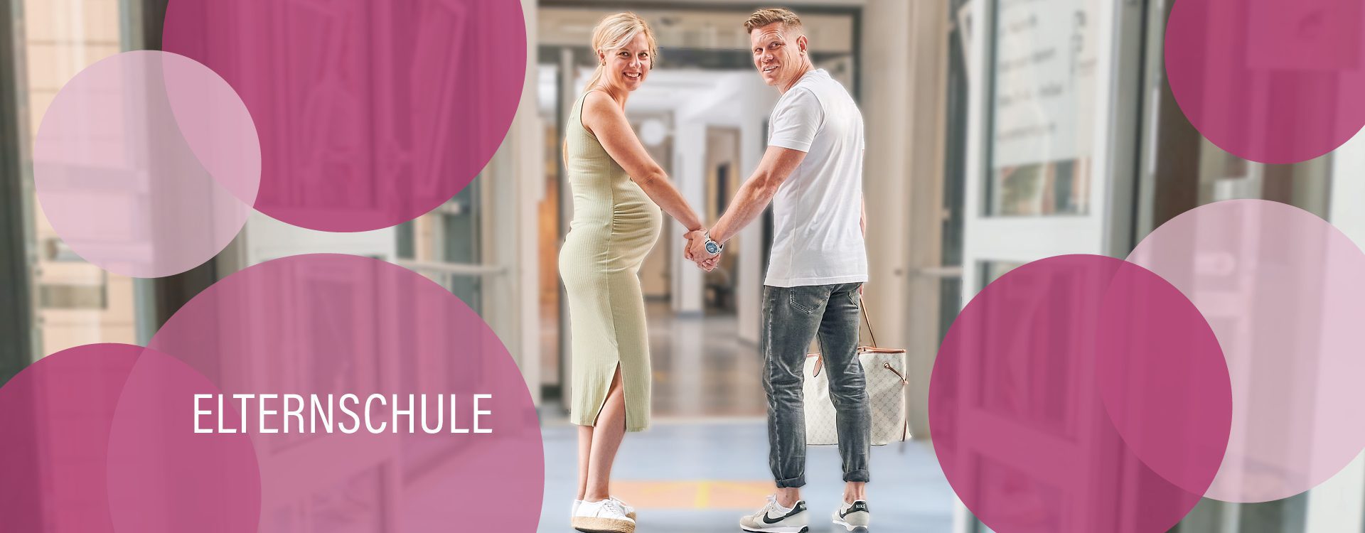 Handhaltendes Paar mit schwangerer Frau, brombeerfarbene Kreise mit der Aufschrift Elternschule