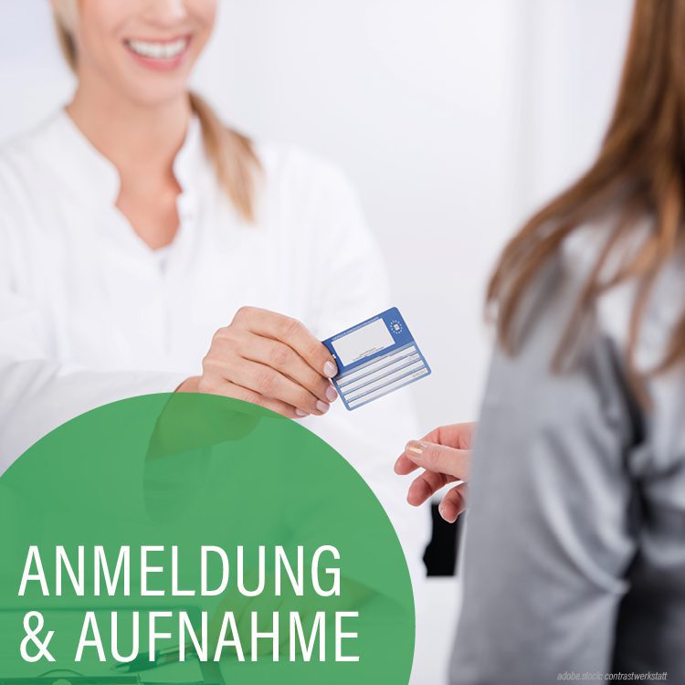 Eine Person in weißer Krankenhausarbeitskleiduung reicht einer Frau eine Krankenkassenkarte. Mittelgrüner Kreis mit der Aufschrift Anmeldung und Aufnahme.