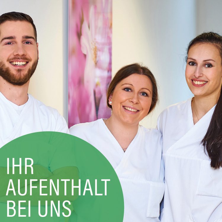 Drei lächelnde Pflegekräfte in Krankenhausarbeitskleidung, davon ein Mann und zwei Frauen. Hellgrüner Kreis mit der Aufschrift Ihr Aufenthalt bei uns.