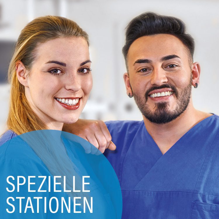 Zwei lächelnde Pflegekräfte in blauer Krankenhausarbeitskleidung, mittelblauer Kreis mit der Aufschrift spezielle Stationen