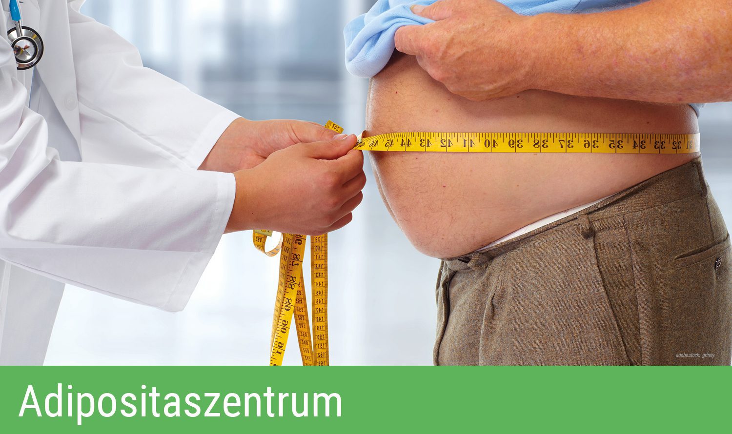 Person in weißer Krankenhausarbeitskleidung misst mit einem Zentimetermaß den Bauchumfang einer männlichen Person. Grüner Balken am unteren Bildrand mit Aufschrift Bauchentrum.