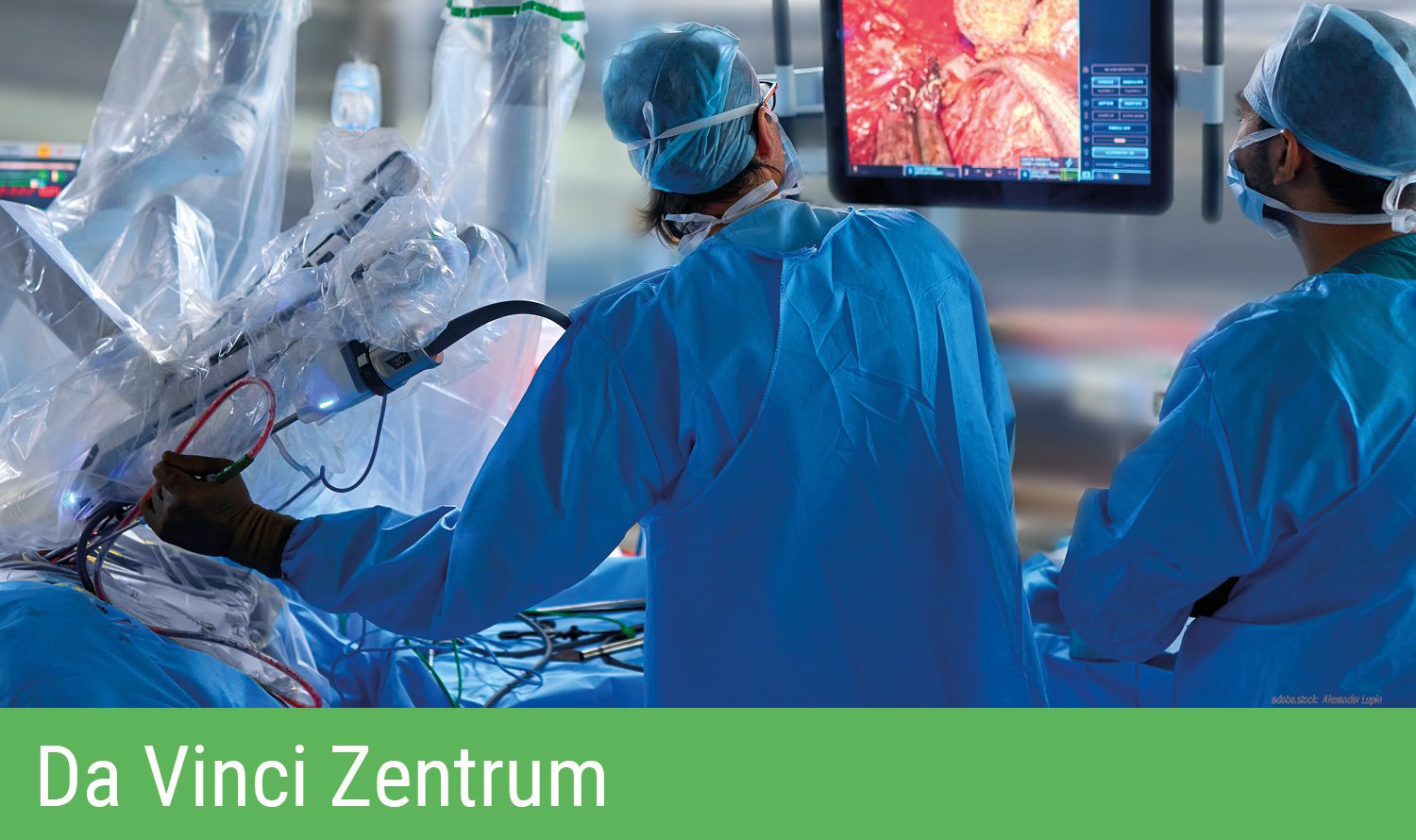 Zwei Personen in blauer OP-Kleidung in einem Da-Vinci-Operationssaal. Eine Person hält ein Endoskop in den Operationssitus. Beide Personen betrachten das vom Endoskop auf den Monitor projezierte Bild vom OP-Bereich. Grüner Balken am unteren Bildrand mit Aufschrift Da Vinci Zentrum.