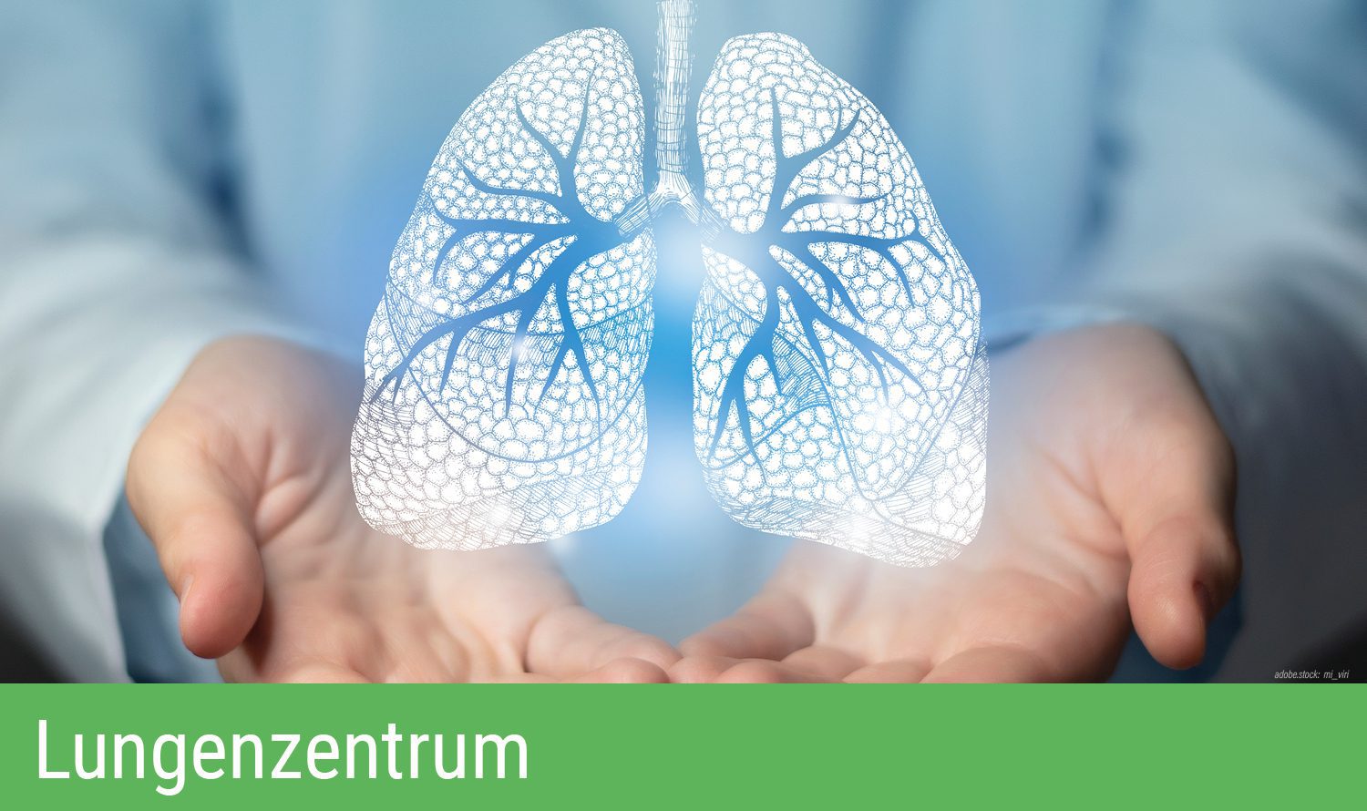 Person in Krankenhausarbeitskleidung zeigt mit der rechten Hand eine abstrakte, hologramartige der menschlichen Lunge. Grüner Balken am unteren Bildrand mit Aufschrift Lungenzentrum.
