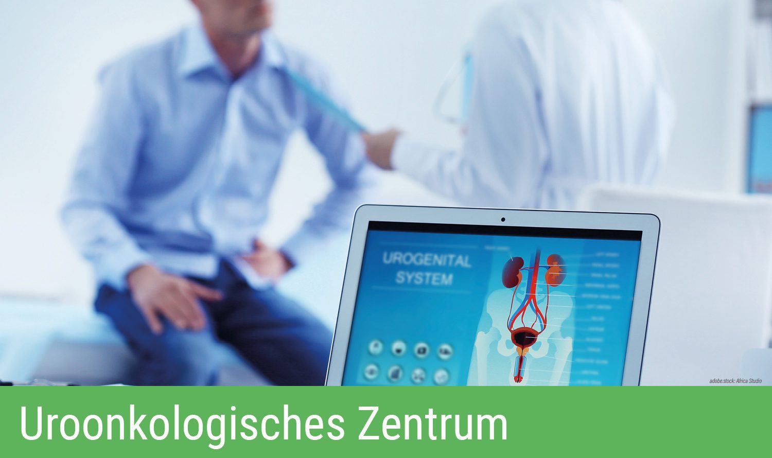 unscharf abgebildeter Mann sitzt auf einer Praxisliege, seine Ärztin oder Arzt erklärt ihm etwas, im Vordergrund ein aufgeklappter Laptop, der Bildschirm zeigt den männlichen Harntrakt. Grüner Balken am unteren Bildrand mit Aufschrift Uroonkologisches Zentrum.