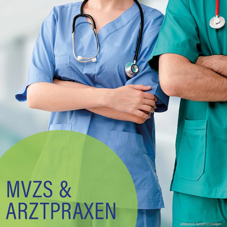 Ausschnitt zweier Pflegekräfte – halb abgebildet – mit verschränkten Armen, hellgrüne Kreise mit der Aufschrift MVZs und Arztpraxen