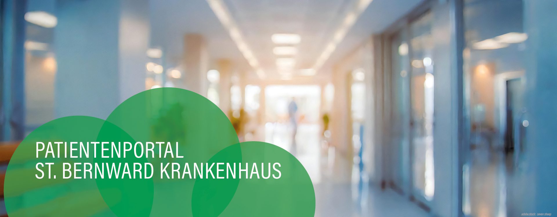 Unscharf dargestellter Krankenhausflur. Mittelgrüne Kreise mit der Aufschrift Patientenportal St. Bernward Krankenhaus