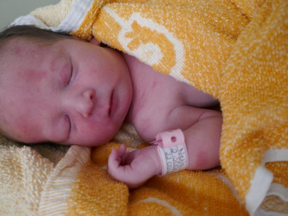 Neugeborenes Nelia Edith