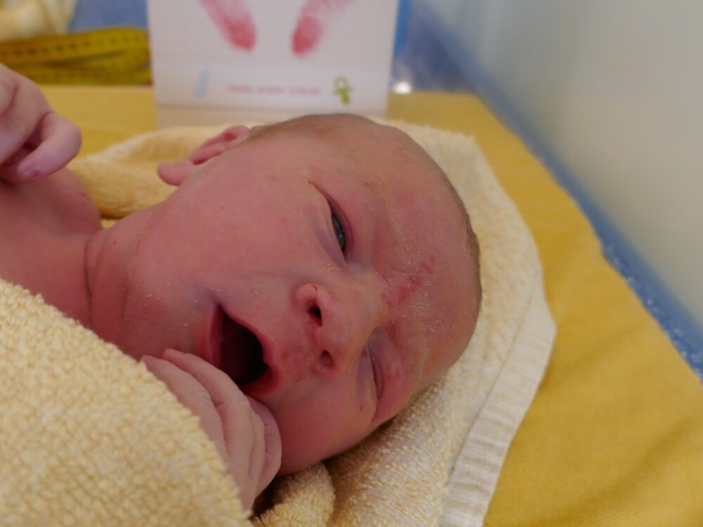 Neugeborenes Maja Louise Charlotte Junge