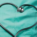 Stethoskop in Herzform gelegt.