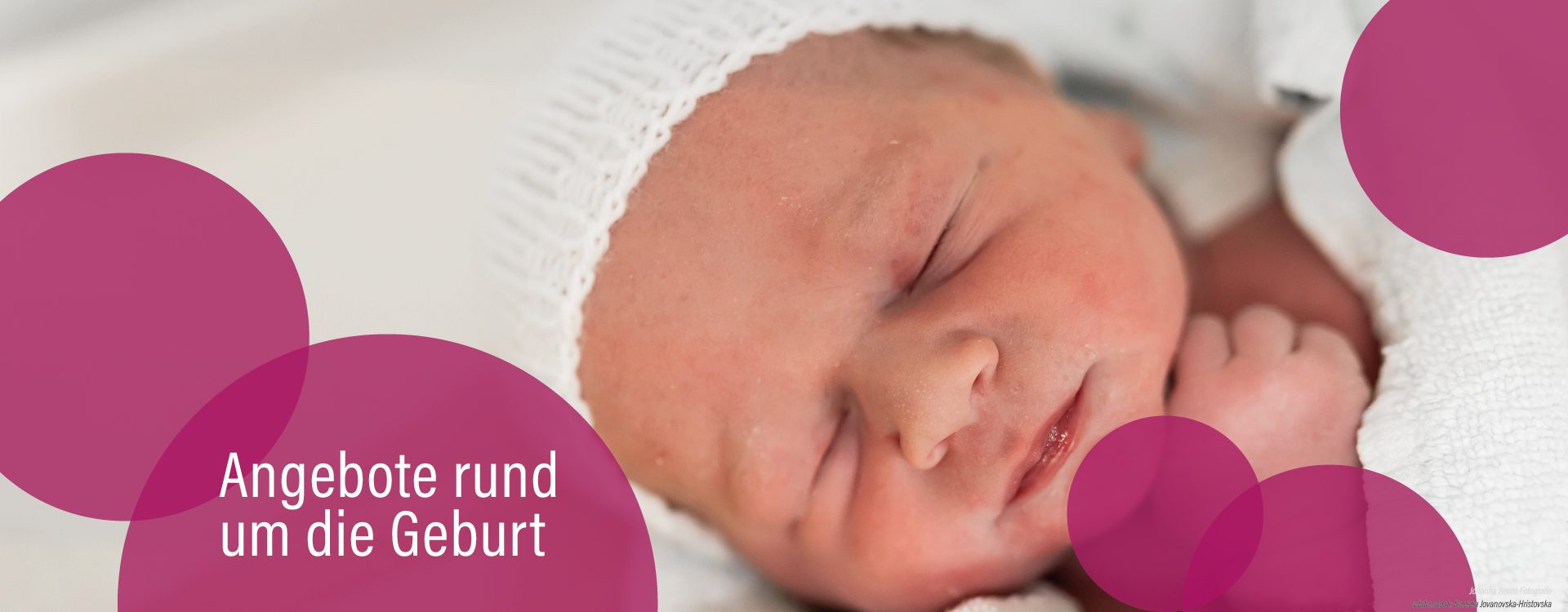 Ein neugeborenes Baby mit weißer Strickmütze schläft, eingewickelt in eine weiße Decke. Rosa durchscheinende Kreise überlagern das Bild, mit deutschem Text: Angebote rund um die Geburt.