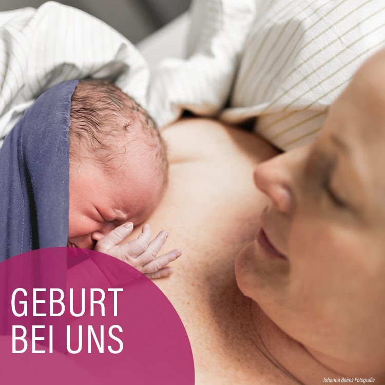 Nahaufnahme eines neugeborenen Babys mit noch feuchtem Haar, das unmittelbar nach der Geburt auf der nackten Brust der Mutter liegt und gestillt wird. Im unteren linken Bereich ist ein magentafarbenes Grafikelement mit dem weißen Text "GEBURT BEI UNS" zu sehen. Foto von Johanna Beims Fotografie.