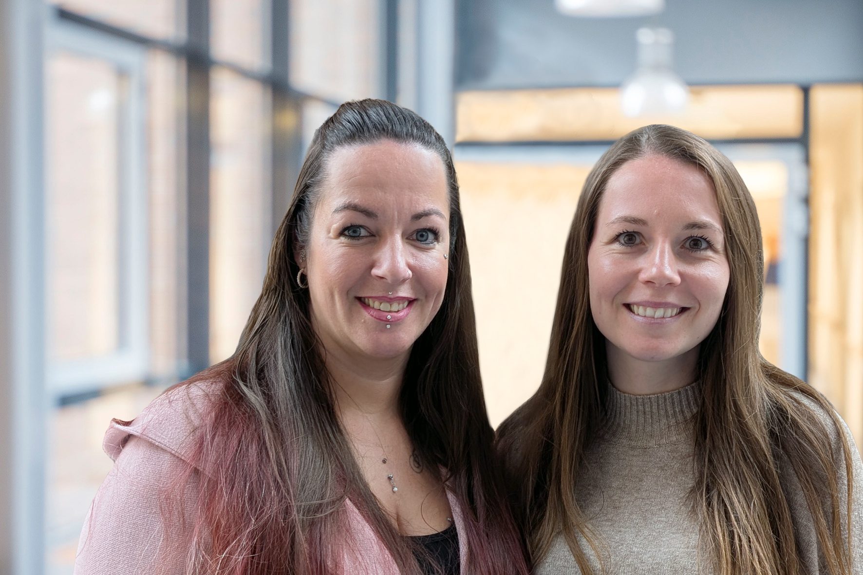 Portrait von zwei weiblichen Mitarbeitenden der Elternschule