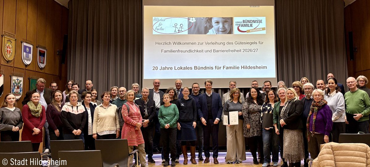 Gruppe von Personen auf einer Preisverleihung "zum Gütesiegel Familienfreundlichkeit und Barrierefreiheit"