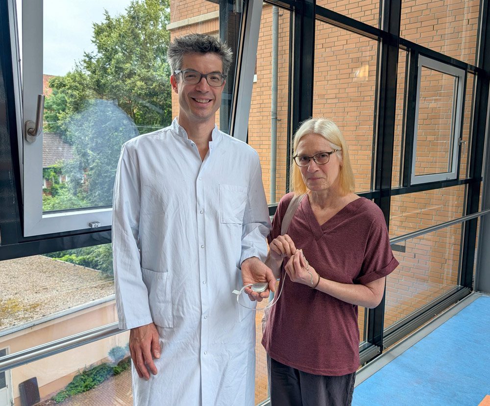PD Dr. Stephan Hohmann freut sich mit Patientin Anja Olias über ihre neu gewonnene Lebensqualität.