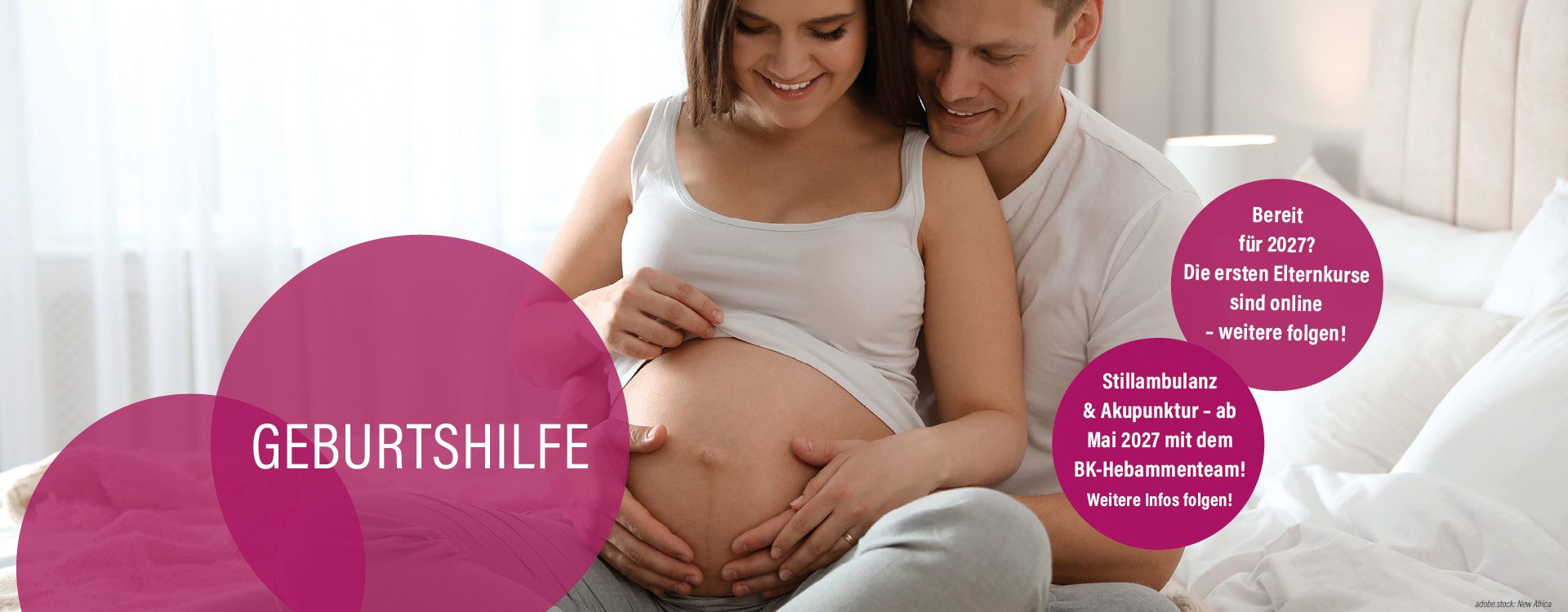 Schwangere und ihr hinter ihr sitzender Partner betrachten den Babybauch, brombeerfarbene Kreise mit Werbung für neue Kurse in der Elternschule und Stillambulanz und Akupunktur für 2027