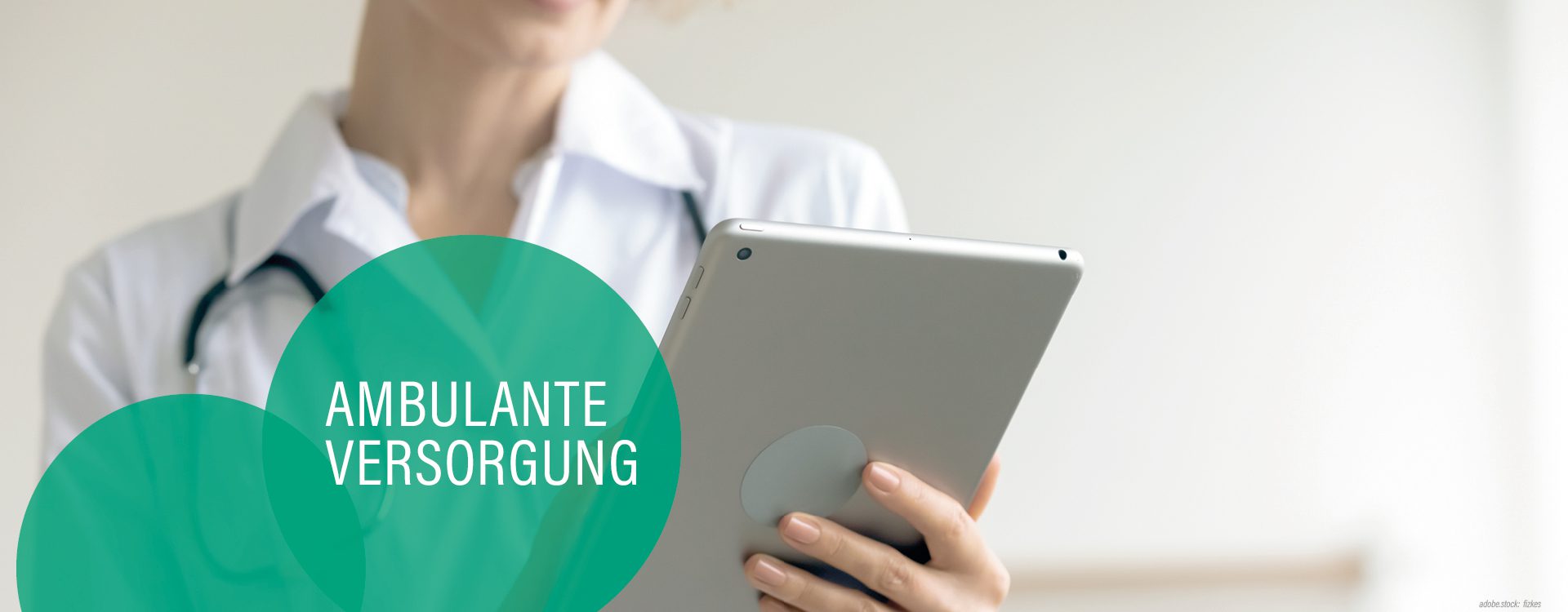 Ausschnitt einer Person in weißer Krankenhausarbeitskleidung, die einen Tablet-PC in der Hand hält, mittelgrüne Kreise mit der Aufschrift Ambulante Versorgung