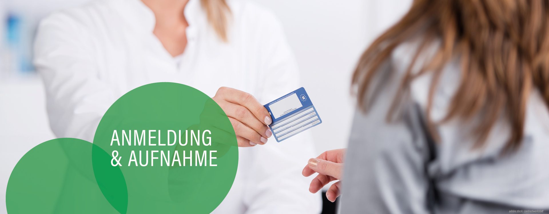 Eine Person in weißer Krankenhausarbeitskleiduung reicht einer Frau eine Krankenkassenkarte. Mittelgrüne Kreise mit der Aufschrift Anmeldung und Aufnahme.