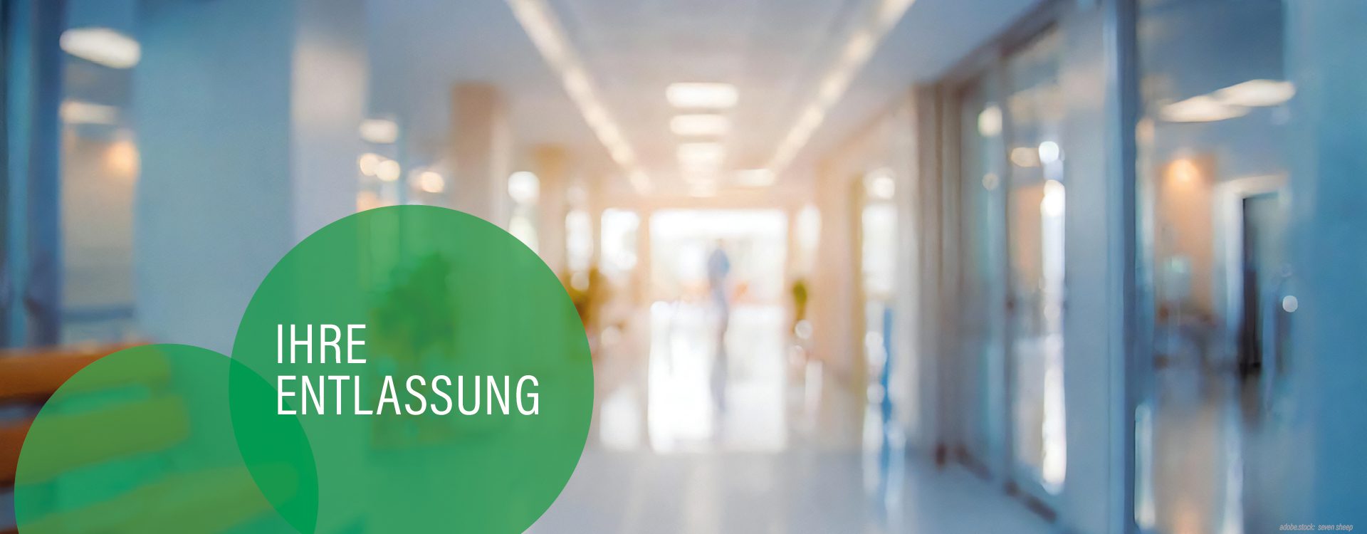 Unscharf dargestellter Krankenhausflur. Mittelgrüne Kreise mit der Aufschrift Ihre Entlassung.