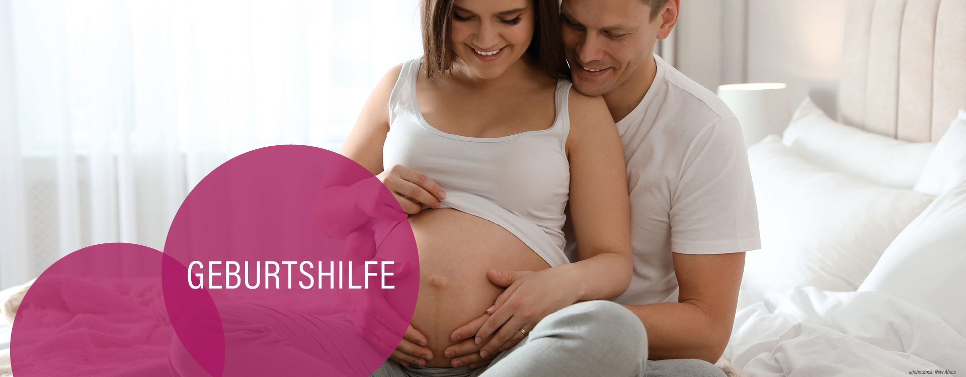 Schwangere und ihr hinter ihr sitzender Partner betrachten den Babybauch, brombeerfarbene Kreise mit der Aufschrift Geburtshilfe