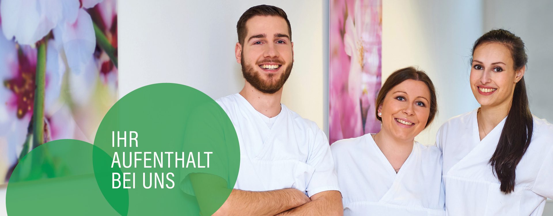 Drei lächelnde Pflegekräfte in Krankenhausarbeitskleidung, davon ein Mann und zwei Frauen. Hellgrüne Kreise mit der Aufschrift Ihr Aufenthalt bei uns.