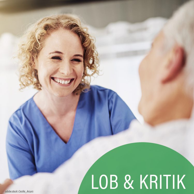 Eine lächelnde weibliche Pflegekraft am Bett einer Patientin. Mittelgrüner Kreis die Aufschrift Lob und Kritik