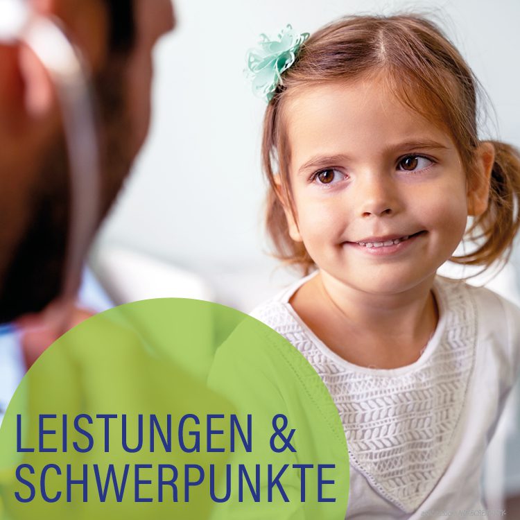 Etwa vierjähriges Mädchen mit Zöpfen lächelt ihren behandelnden Arzt an. Hellgrüner Kreis mit der Aufschrift Leistungen und Schwerpunkte.