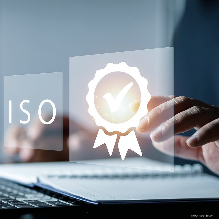 hologramartige, durchscheinende Darstellung von vier Icons für Dateien, Werkzeuge, Iso und Zertifikate vor einem aufgeklappten Laptop, dessen Tastatu von zwei Händen bedient wird