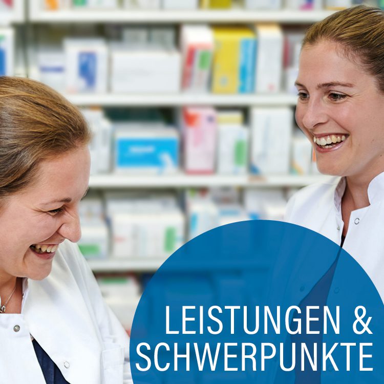 zwei freundliche weibliche Personen in Krankenhausarbeitskleidung vor einem mit Medikamentenpackungen gefüllten Regal in einer Apotheke, dunkelblaue Kreise mit der Aufschrift Leistungen und Schwerpunkte