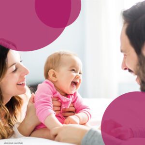 Eine Mutter hält ihr lachendes Baby dem Vater entgegen