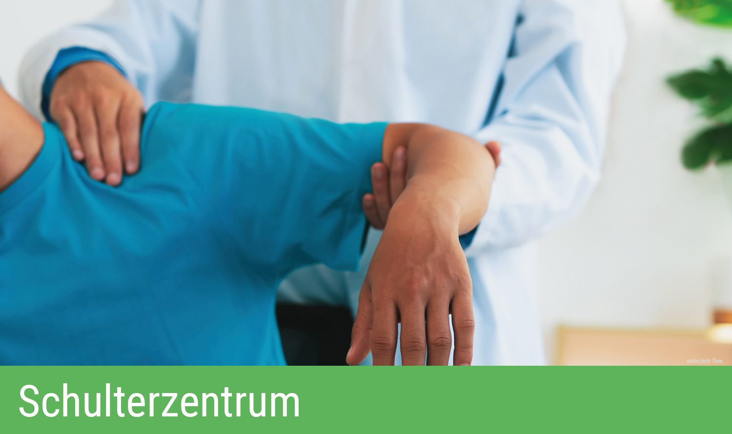 Eine nur ausschnittsweise abgebildete Person in Krankenhausarbeitskleidung untersucht die Schulter einer Person. Grüner Balken am unteren Bildrand mit Aufschrift Schulterzentrum.