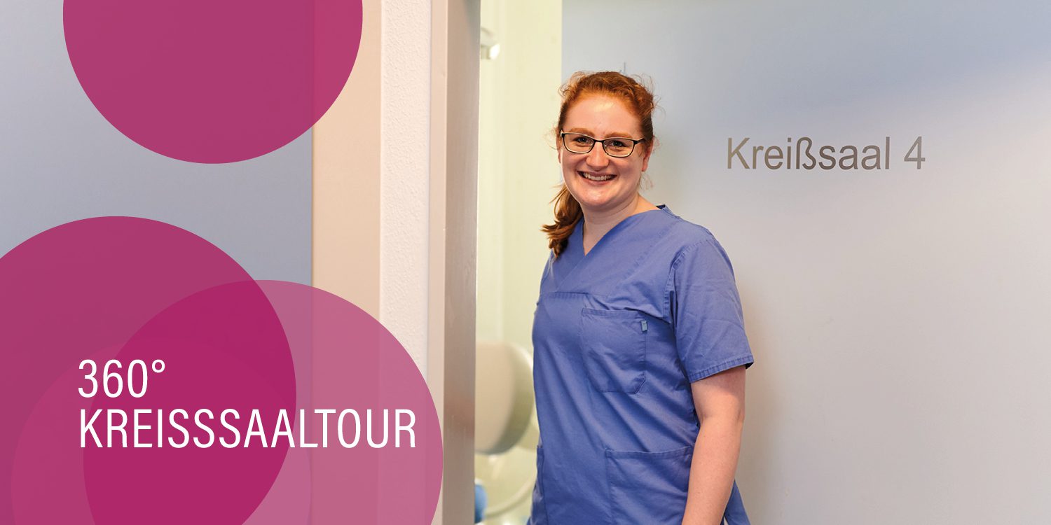 weibliche Person in Krankenhausarbeitskleidung öffnet eine Tür mit der Aufschrift Kreissaal, brombeerfarbene Kreise mit der Aufschrift