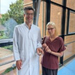 PD Dr. Stephan Hohmann freut sich mit Patientin Anja Olias über ihre neu gewonnene Lebensqualität. PD Dr. Stephan Hohmann freut sich mit Patientin Anja Olias über ihre neu gewonnene Lebensqualität.